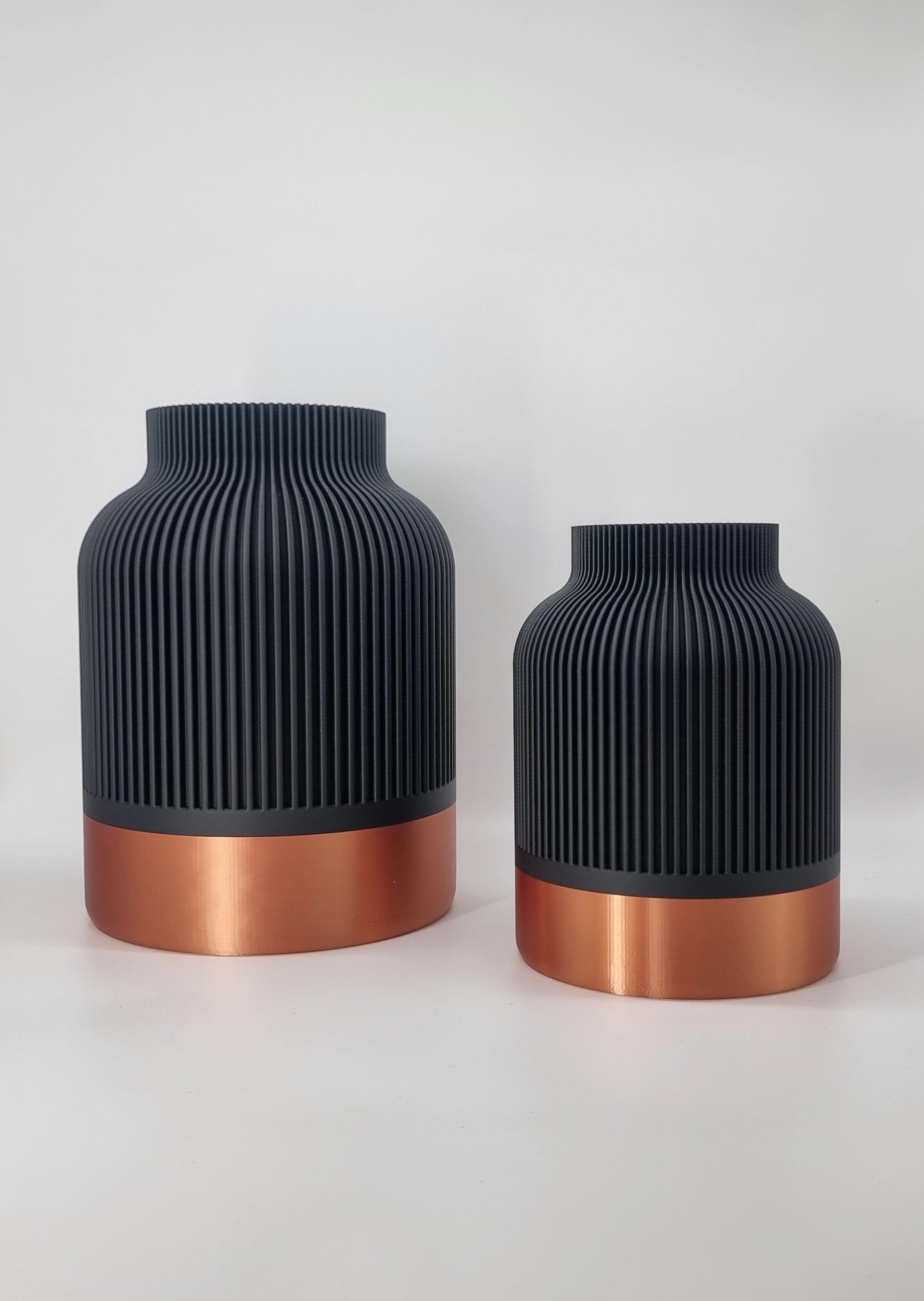 Duvari Matte Black Copper design vaas verkrijgbaar in twee formaten