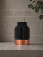 Duvari Matte Black Copper design vaas gestyled tegen een wand in minimalistisch interieur