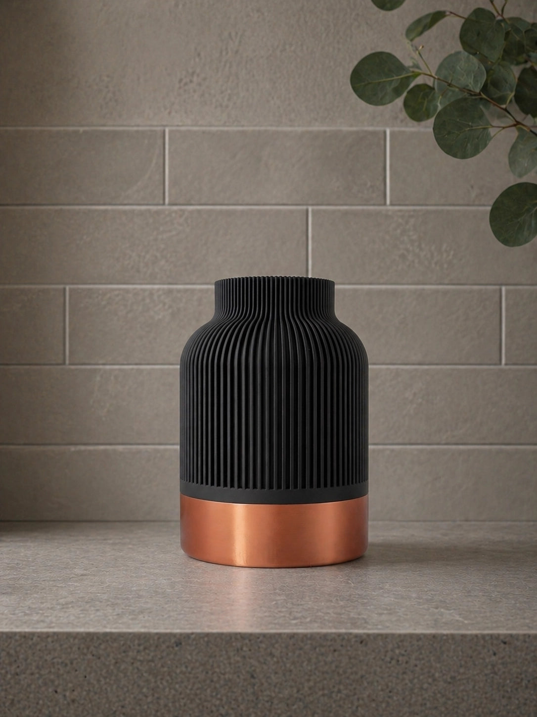 Duvari Matte Black Copper design vaas gestyled tegen een wand in minimalistisch interieur
