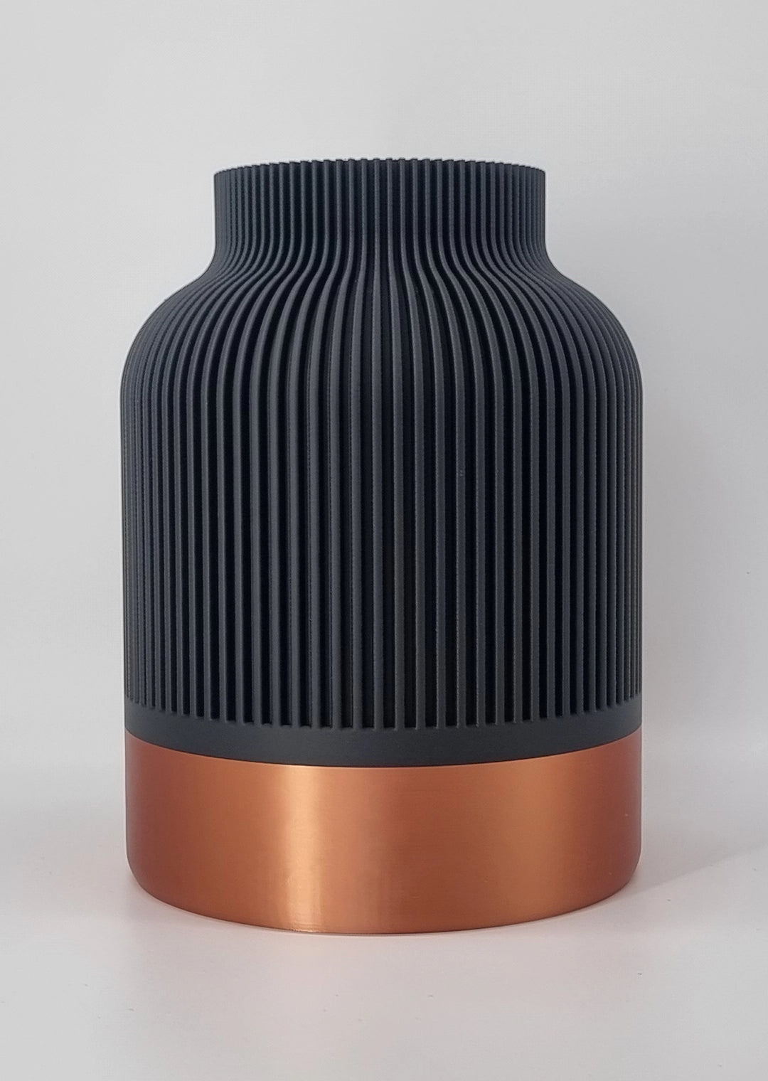 Duvari Matte Black Copper minimalistische design vaas met koperaccent