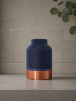Duvari Midnight Blue Copper design vaas gestyled tegen een wand in modern Japandi interieur