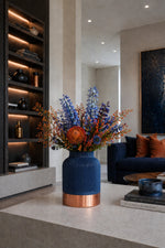 Duvari Midnight Blue Copper vaas in Japandi interieur