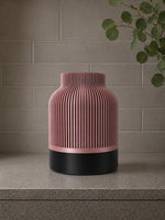 Duvari Silk Blush Black design vaas als luxe woondecoratie tegen een wand in Japandi stijl