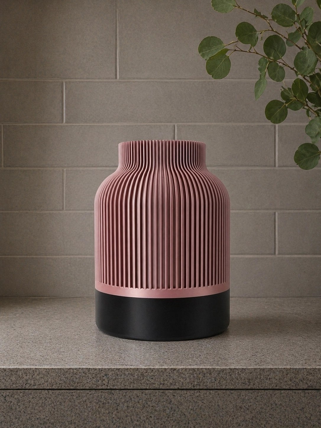 Duvari Silk Blush Black design vaas als luxe woondecoratie tegen een wand in Japandi stijl