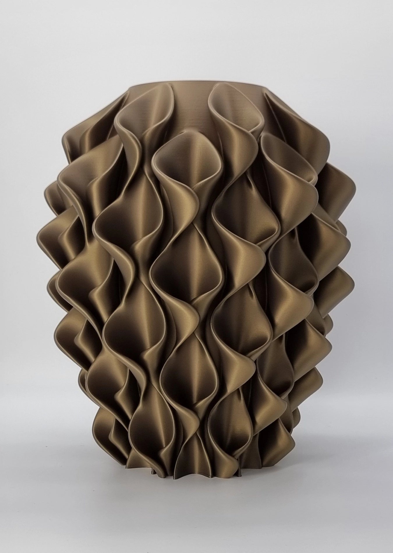 Sereni Bronze sculpturale design vaas met architectonische lijnen