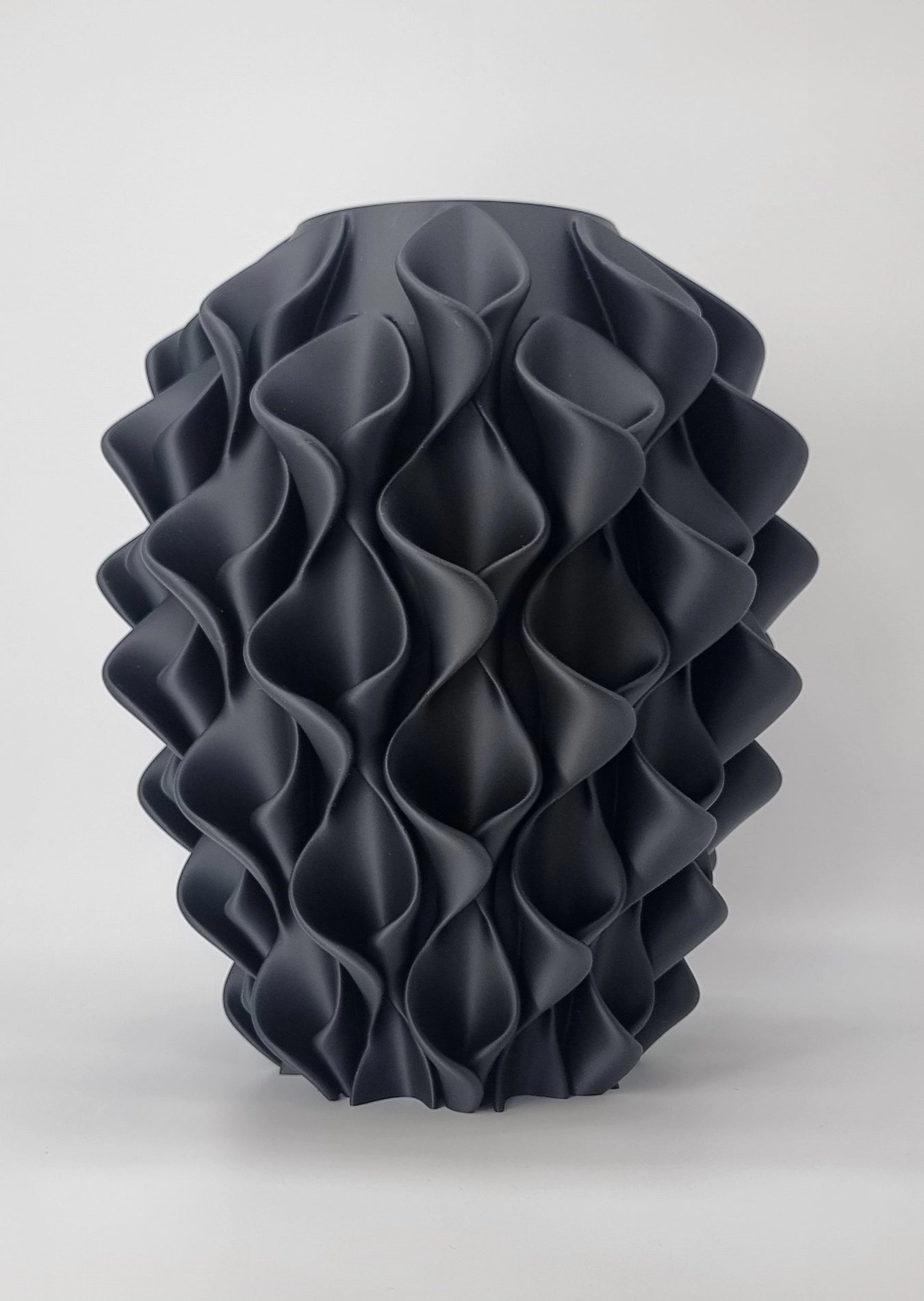 Sereni Matte Black zwarte sculpturale design vaas